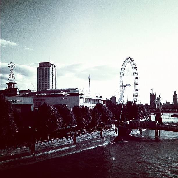 Clear sky in #london. #southbank with the #bigben in the back. #architecture #bw