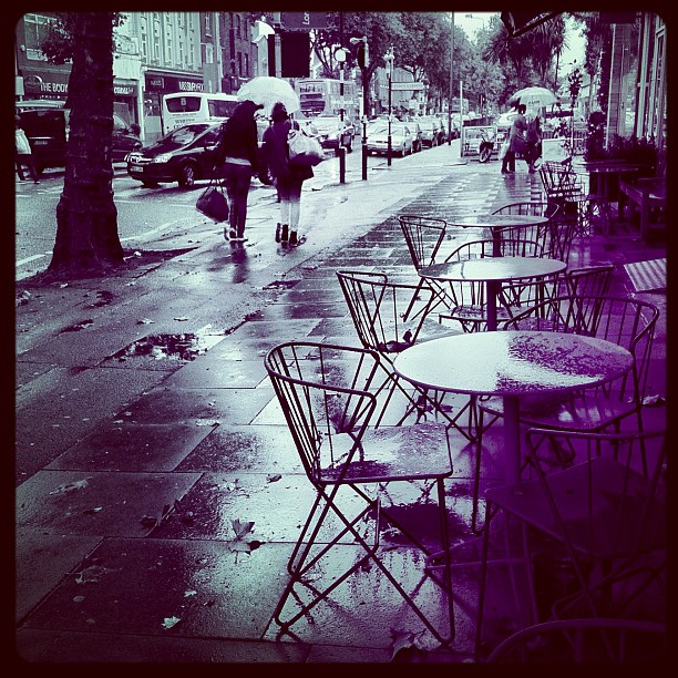 #empty tables #london #street #rain #bw