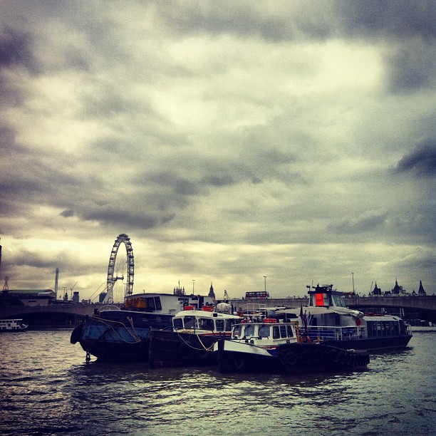 Прижались друг к дружке.. #london #river #boats