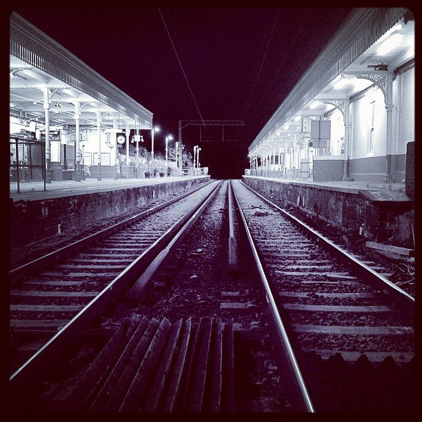 В даль. #night #london #train #railway #bw