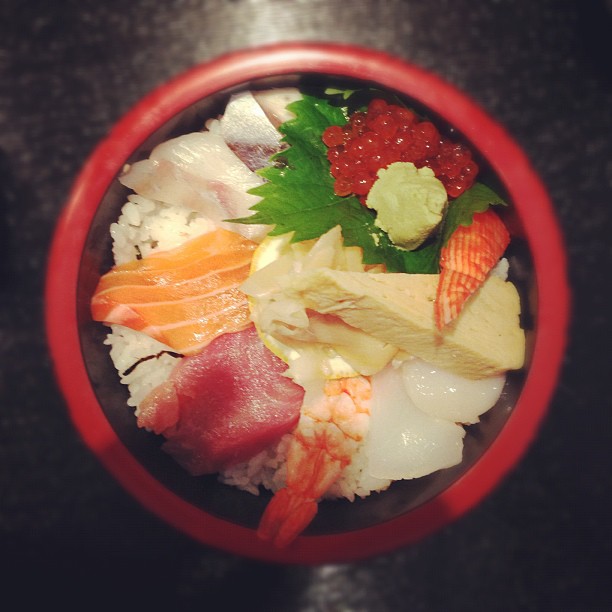 Однажды.. когда-нибудь.. с тобой рядом будет кто-то, с кем ты разделишь свою трапезу. Свою жизнь. Ты сможешь разделить самые  лучшие её моменты и свои  самые ценные открытия, находки и сокровища. Когда-нибудь.. А пока.. тихий ланч в шумном ресторане. #food #foodporn #japanese #asian #sushi #lunch