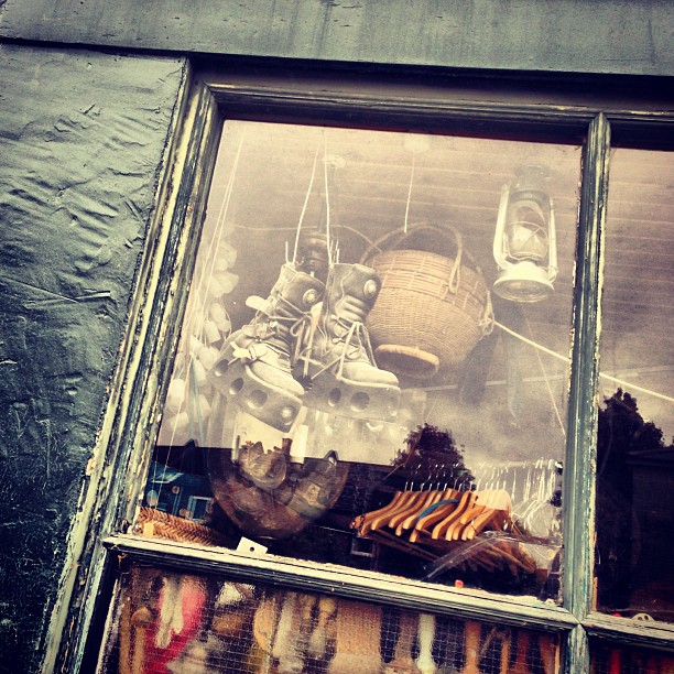 Лавочка. #london #street #shoes #window