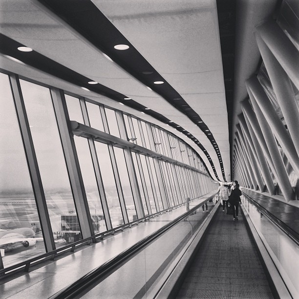 Loving that #gatwick #airport passage.. #london #londonpop #london_only #architecture #ig_uk #ig_london #igerslondon #igers_london