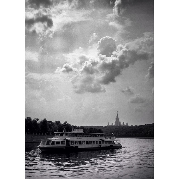 #moscow #river #boat #skyporn #bw #bnw #bnw_city #blackandwhite #москва #мск
