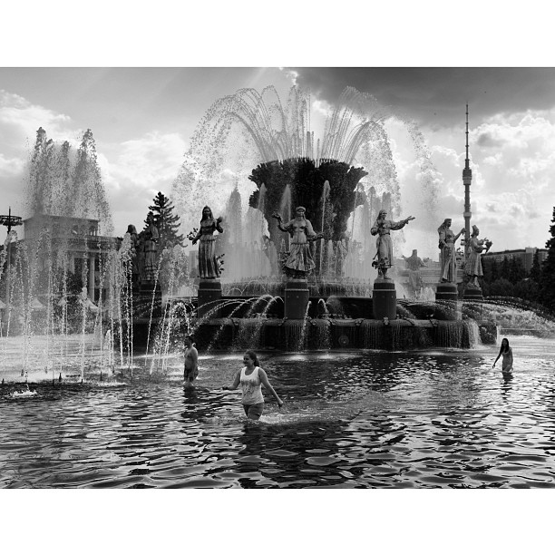 #hot #moscow #summer #fountain #fun #bw #bnw #bnw_city #blackandwhite #street #streetphoto #streetphotography  #москва #мск #вднх #vdnh