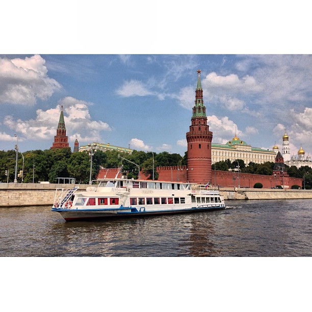 #classic #moscow #postcard. #kremlin #iconic #russia #river #boat #architecture #мск #москва