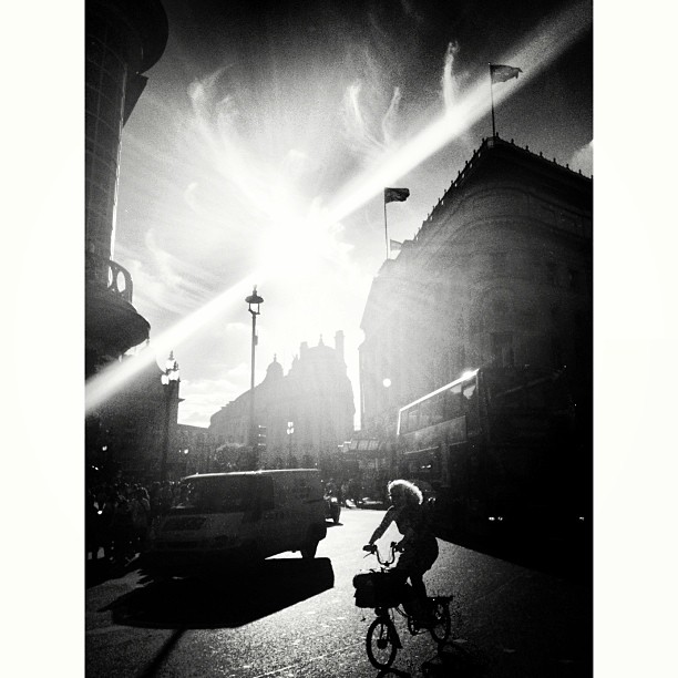 Über bright #sun over #picadilly#london #londonpop #london_only #ig_uk #ig_london #bnw_city #bnw_london #bw #bnw #blackandwhite #street #streetphoto #streetphotography #streetphotography_bw #igerslondon #igers_london #art #light #shadows #lensflare