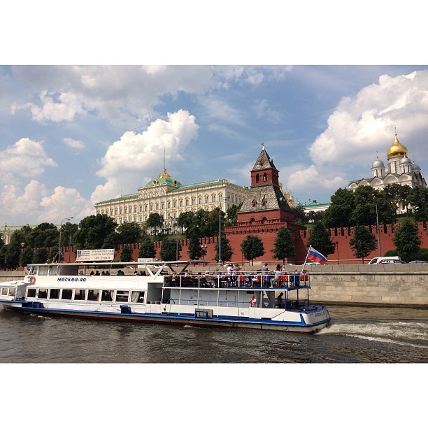 #classic #moscow #postcard 2. #kremlin #iconic #russia #architecture #boat #river #iphoneonly #nofilter #москва #мск