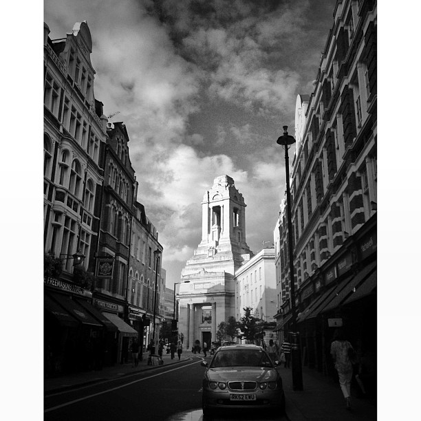 #Masons #Temple#london#londonpop#london_only #ig_uk #ig_london #bnw_city #bnw_london #bw #bnw #blackandwhite #street #streetphoto #streetphotography #streetphotography_bw #igerslondon #igers_london #mason #architecture