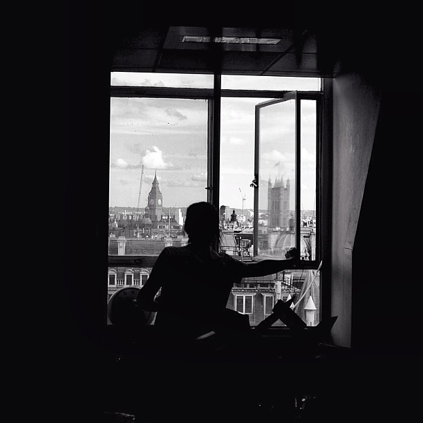 A room with a view. #london #londonpop #london_only #ig_uk #ig_london #bnw_city #bnw_london #bw #bnw #blackandwhite #igerslondon #igers_london #window #view #silhouette #lom_her
