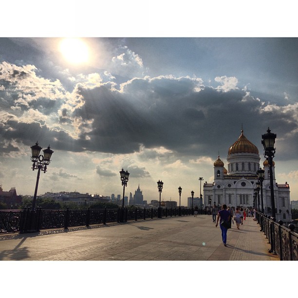 #moscow #walk. #sky #skyporn #bridge #cathedral #москва #мск #russia
