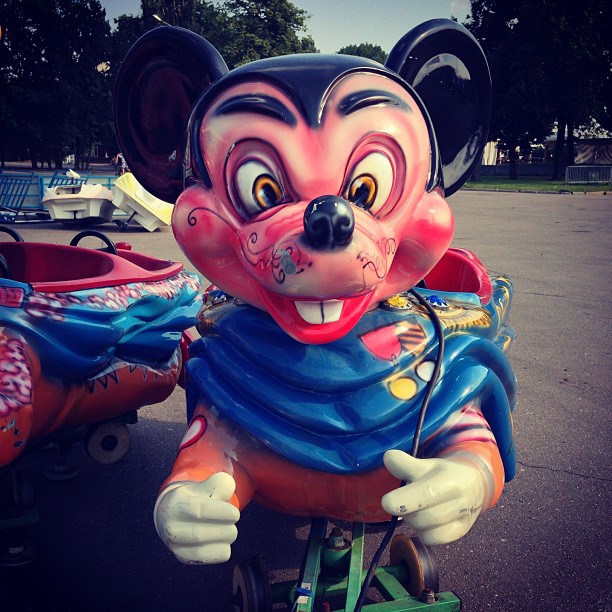 the real face of #capitalism in #russia#moscow #vdnh #mouse #mickeymouse #scary #мск #москва #вднх