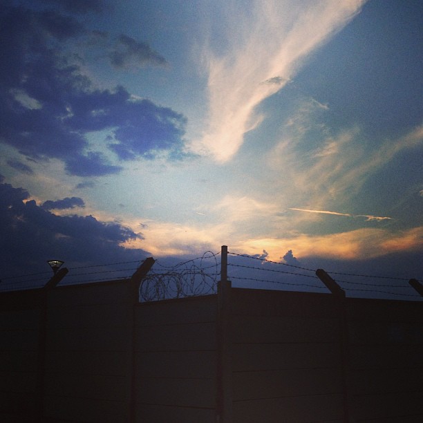Нежно. #sky #skyporn #sunset #fence #wall #wire #shadow