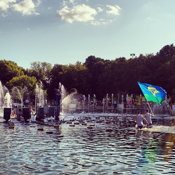 Традиционное взятие фонтана ВДВ. #gorkypark #fountain #moscow #москва #мск