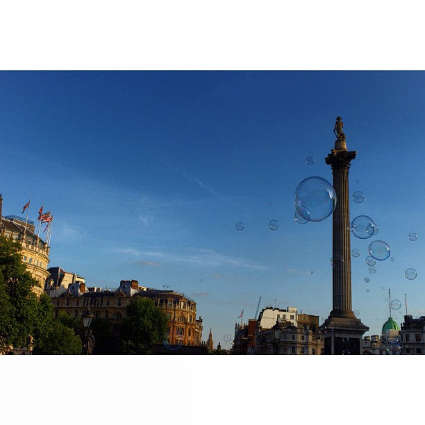 Bubbly #Trafalgar sq. /P.1#london#londonpop #london_only #ig_uk #ig_london #street #streetphoto #streetphotography  #igerslondon #igers_london #sky #iconic #cool #uk