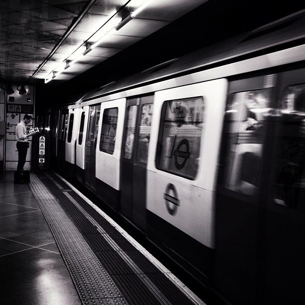 #london #londonpop #london_only #ig_uk #ig_london #bnw_city #bnw_london #bw #bnw #blackandwhite #street #streetphoto #streetphotography #streetphotography_bw #igerslondon #igers_london #tube #underground #train #lom_lly