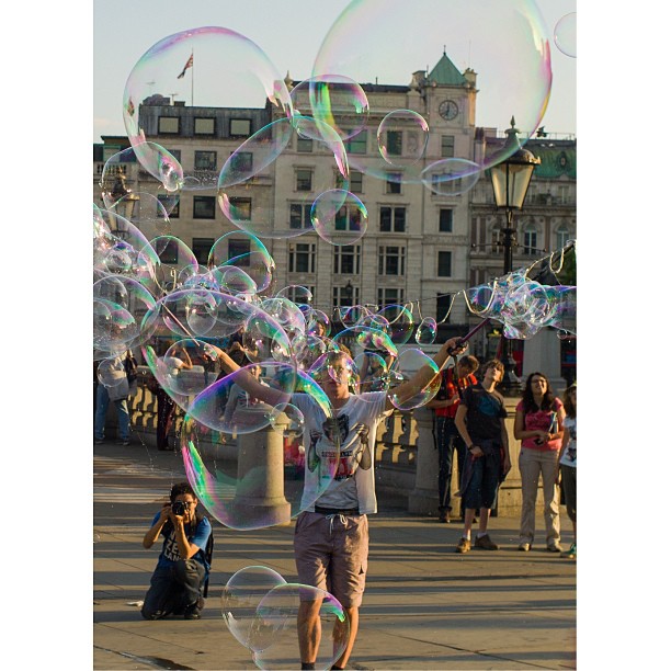 Bubbly #Trafalgar sq. /P.3 the Magician. #london#londonpop #london_only #ig_uk #ig_london #street #streetphoto #streetphotography  #igerslondon #igers_london  #uk