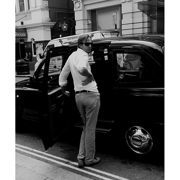 Use licensed cabs only. #london#londonpop #london_only #ig_uk #ig_london #bnw_city #bnw_london #bw #bnw #blackandwhite #street #streetphoto #streetphotography #streetphotography_bw #igerslondon #igers_london #cab #iphoneonly #blackcab #streetshot_london #candid