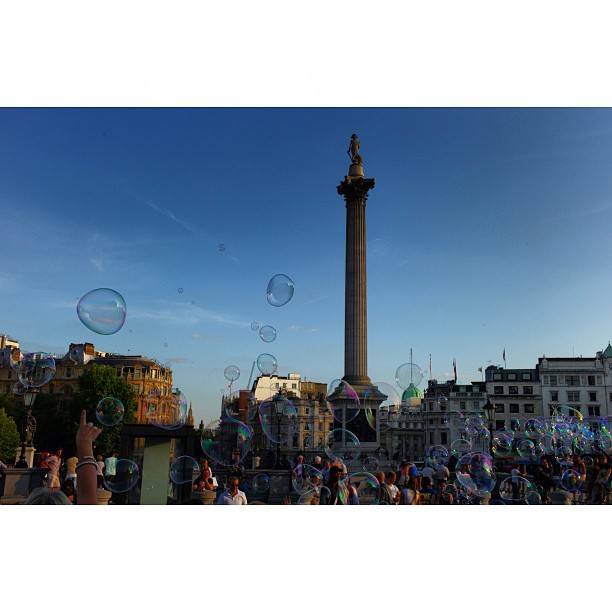 Bubbly #Trafalgar sq. /P.2#london#londonpop #london_only #ig_uk #ig_london #street #streetphoto #streetphotography  #igerslondon #igers_london #sky #iconic #cool #uk #lom_raf