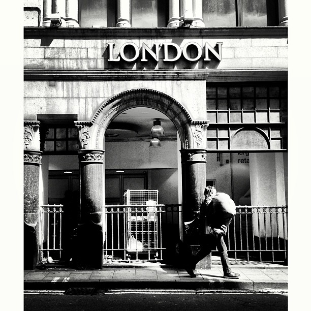 LONDON. #london#londonpop #london_only #ig_uk #ig_london #bnw_city #bnw_london #bw #bnw #blackandwhite #street #streetphoto #streetphotography #streetphotography_bw #igerslondon #igers_london #streetshot_london
