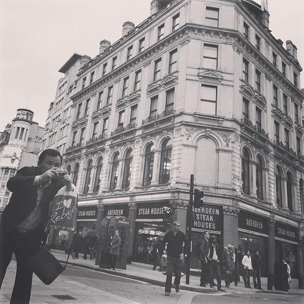 #london#londonpop #london_only #ig_uk #ig_london #bnw_city #bnw_london #bw #bnw #blackandwhite #street #streetphoto #streetphotography #streetphotography_bw #igerslondon #igers_london #iphoneonly #lom_tho #city #capital #architecture #candid