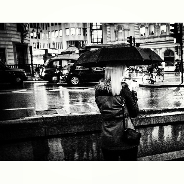 #london#londonpop #london_only #ig_uk #ig_london #bnw_city #bnw_london #bw #bnw #blackandwhite #street #streetphoto #streetphotography #streetphotography_bw #igerslondon #igers_london #rain #capital #city