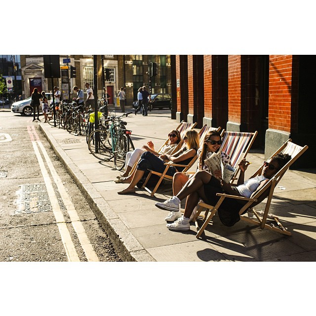 London chillin'#london#londonpop #london_only #ig_uk #ig_london #street #streetphoto #streetphotography  #igerslondon #igers_london #eastlondon #streetshot_london