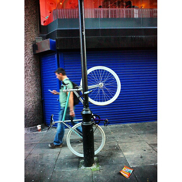 #london#londonpop #london_only #ig_uk #ig_london #street #streetphoto #streetphotography  #igerslondon #igers_london #bike #soho #streetshot_london