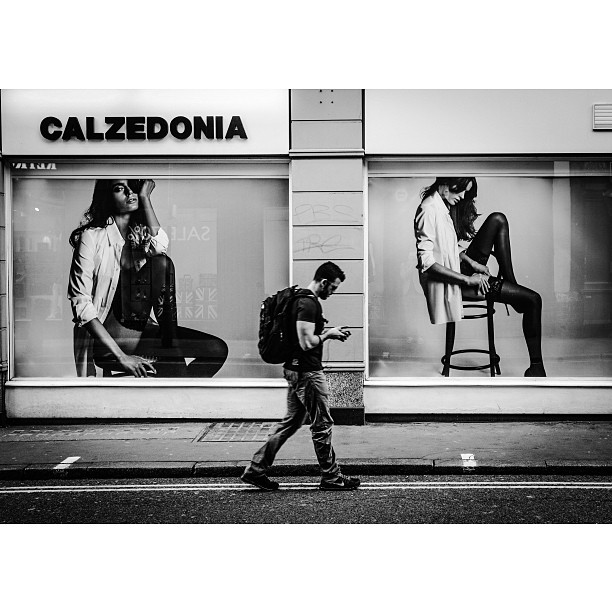 Temptation wasted. #london#londonpop #london_only #ig_uk #ig_london #bnw_city #bnw_london #bw #bnw #blackandwhite #street #streetphoto #streetphotography #streetphotography_bw #igerslondon #igers_london #peoplewalkingpaswalls #streetshot_london