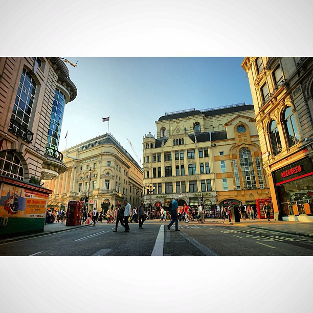 London Gold#london#londonpop #london_only #ig_uk #ig_london #street #streetphoto #streetphotography  #igerslondon #igers_london #architecture #city #capital #gold #sunset #lom_osc