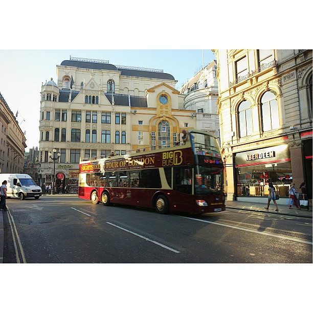 Tour of London bus. Shiny!#london#londonpop #london_only #ig_uk #ig_london #street #streetphoto #streetphotography  #igerslondon #igers_london
