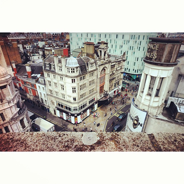 Closer to the edge. Will I #fly or #fall?#london#londonpop#london_only #ig_uk #ig_london #oldtown #architecture #piccadilly #rooftop #panoramic #landscape #urban #cityscape #igerslondon #igers_london
