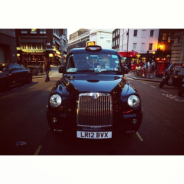 A #coventgarden #blackcab#london#londonpop #london_only #ig_uk #ig_london #street #streetphoto  #igerslondon #igers_london #cab #taxi #icon #iconic #capital #city