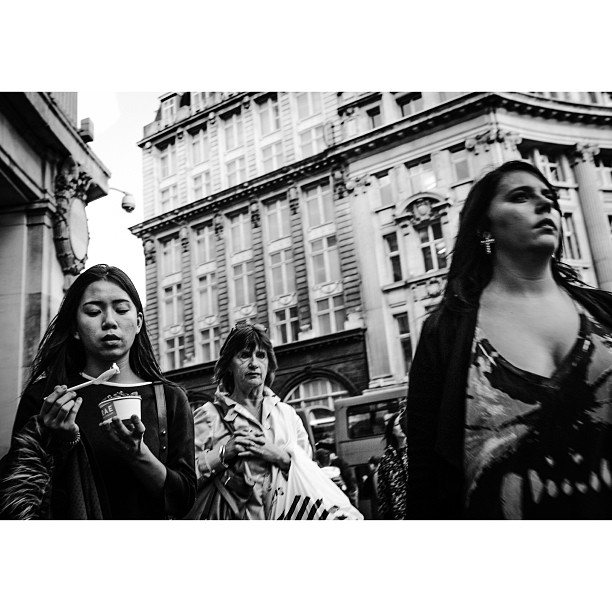 #london#londonpop #london_only #ig_uk #ig_london #bnw_city #bnw_london #bw #bnw #blackandwhite #street #streetphoto #streetphotography #streetphotography_bw #igerslondon #igers_london #oxfordstreet