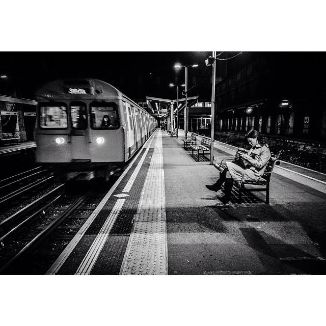 Late night #trainlondon#londonpop #london_only #ig_uk #ig_london #bnw_city #bnw_london #bw #bnw #blackandwhite #igerslondon #igers_london #street #streetphoto #streetphotography #streetphotography_bw #tube #underground #londonunderground #iphoneonly #lom_zin
