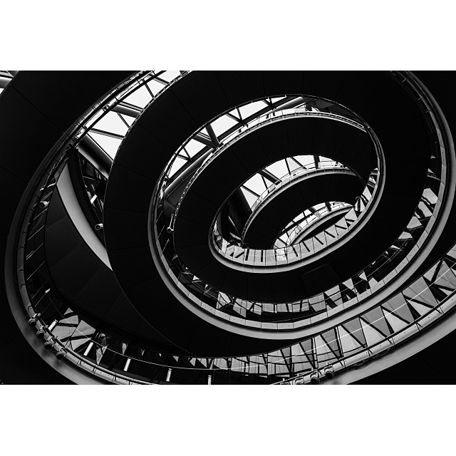 City snake. #london#londonpop #london_only #ig_uk #ig_london #bnw_city #bnw_london #bw #bnw #blackandwhite #cityhall #city #capital #snake #staircase #modern #architecture #bnw_invite