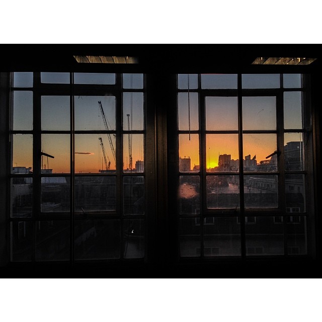 'Вместо тепла - зелень стекла,Вместо огня - дым,Из сетки календаря выхвачен день.Красное солнце сгорает дотла,День догорает с ним,На пылающий город падает тень.' #london#londonpop#london_only #window #sky #city #sunset #capital #ig_uk #ig_london #igerslondon #igers_london #кино #цой