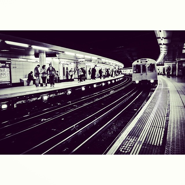 Train approaching. #london#londonpop #london_only #ig_uk #ig_london #bnw_city #bnw_london #bw #bnw #blackandwhite #igerslondon #igers_london #train #tube #underground #londonunderground #lom_got