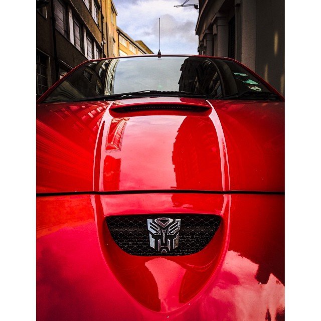 Guess who I met today. #london#londonpop #london_only #ig_uk #ig_london #street #streetphoto #streetphotography  #igerslondon #igers_london #car #cool #autobot #transformers #iphoneonly