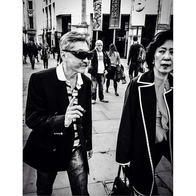 Senior Japanese tourists.. They always deliver.  #london#londonpop #london_only #ig_uk #ig_london #bnw_city #bnw_london #bw #bnw #blackandwhite #street #streetphoto #streetphotography #streetphotography_bw #igerslondon #igers_london #iphoneonly