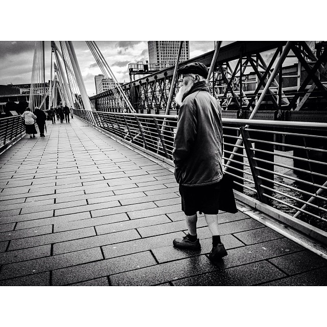 Grandpa in Ldn. #london#londonpop #london_only #ig_uk #ig_london #bnw_city #bnw_london #bw #bnw #blackandwhite #igerslondon #igers_london #street #streetphoto #streetphotography #streetphotography_bw #iphoneonly #streetshot_london