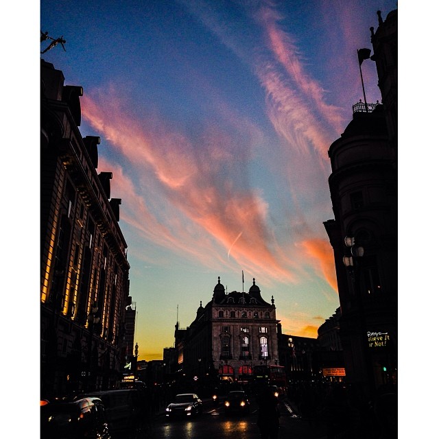 Evening #sky over #Piccadilly #london#londonpop #london_only #ig_uk #ig_london  #igerslondon #igers_london #beautiful #sunset #skyporn #iphoneonly #lom_sky