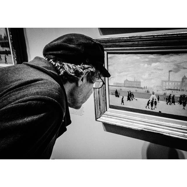 A close inspection of Lowry's #painting. #london#londonpop #london_only #ig_uk #ig_london #bnw_city #bnw_london #bw #bnw #blackandwhite #igerslondon #igers_london #street #streetphoto #streetphotography #streetphotography_bw #gallery #tate #tatebritain #lowry #iphoneonly