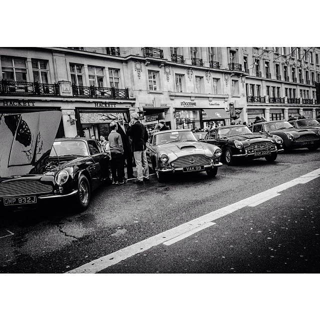 James Bond would approve. #london#londonpop #london_only #ig_uk #ig_london #bnw_city #bnw_london #bw #bnw #blackandwhite #igerslondon #igers_london #street #streetphoto #streetphotography #streetphotography_bw #vintagecar #astonmartin #iphoneonly
