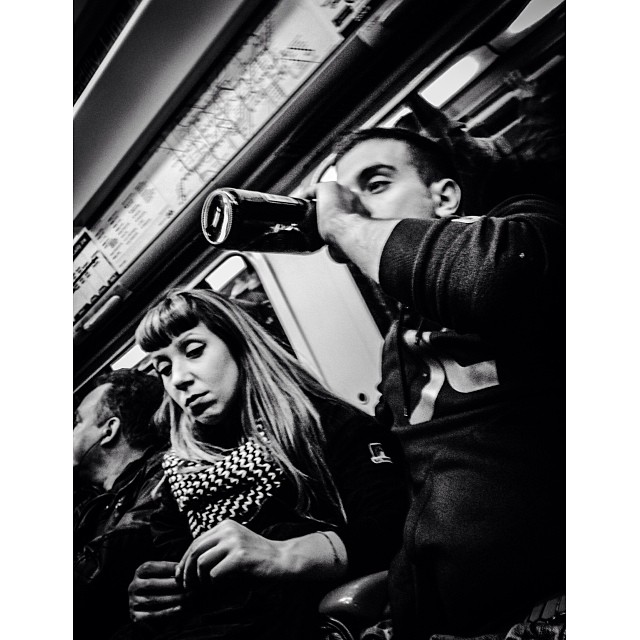 I've just spent some quality time with this couple on the train. And they didn't even know. Bless them. Pic.3#london#londonpop #london_only #ig_uk #ig_london #bnw_city #bnw_london #bw #bnw #blackandwhite #igerslondon #igers_london #street #streetphoto #streetphotography #streetphotography_bw #tube #underground #londonunderground #iphoneonly