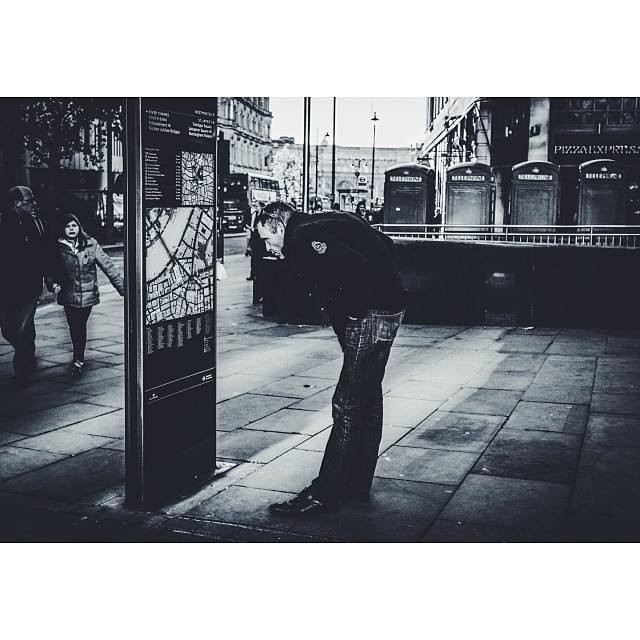 'I'm sure I saw it here somewhere..' #london#londonpop #london_only #ig_uk #ig_london #bnw_city #bnw_london #bw #bnw #blackandwhite #street #streetphoto #streetphotography #streetphotography_bw