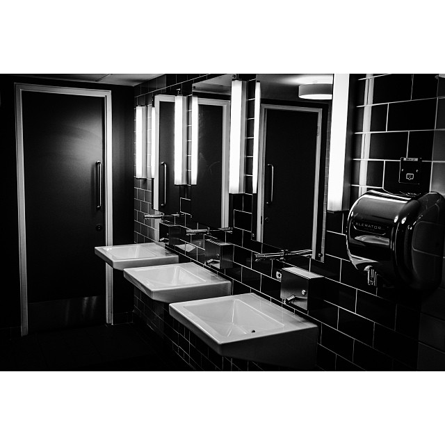 Classy bathroom at #sciencemuseum #london#londonpop #london_only #ig_uk #ig_london #bnw_city #bnw_london #bw #bnw #blackandwhite