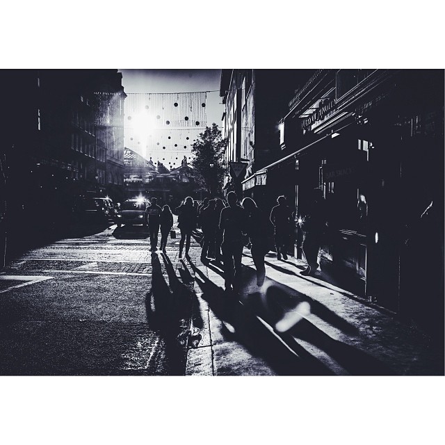 #coventgarden #london#londonpop #london_only #ig_uk #ig_london #bnw_city #bnw_london #bw #bnw #blackandwhite #street #streetphoto #streetphotograph #light #lom_ssy