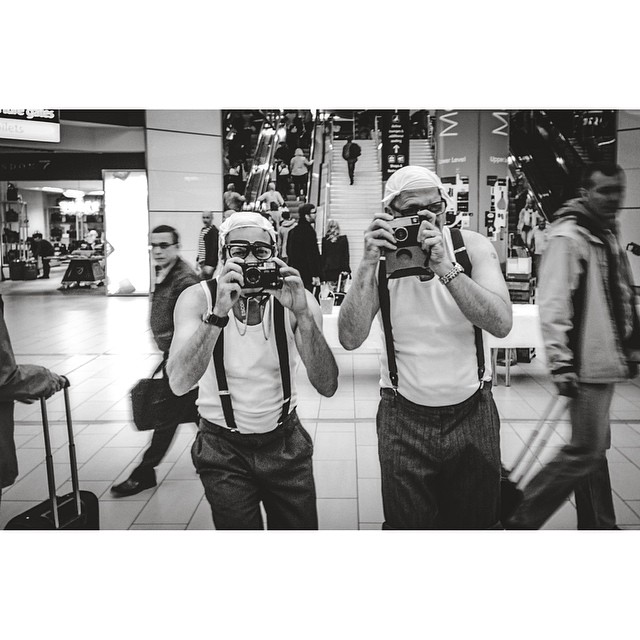 Great #British holiday snappers. #london#londonpop #london_only #bnw_city #bnw_london #bw #bnw #blackandwhite #street #streetphoto #streetphotography #ig_london