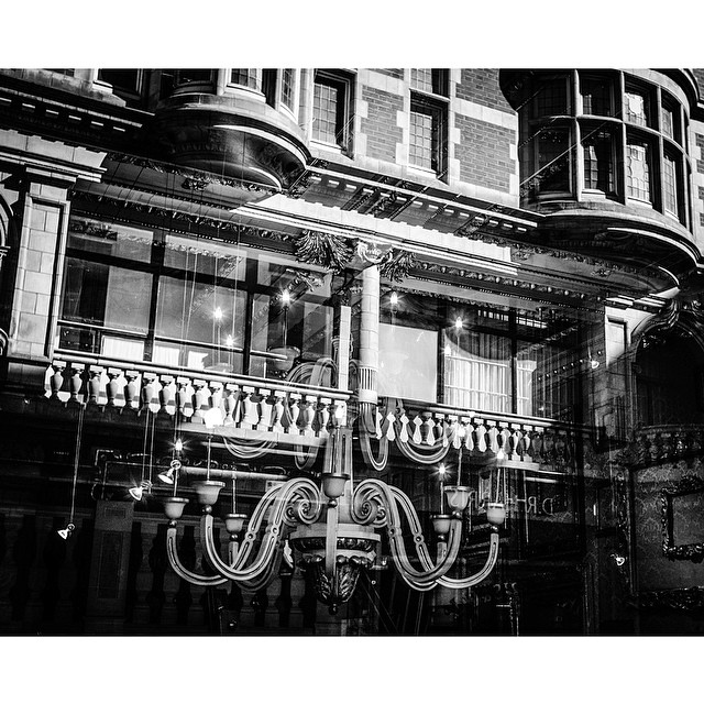 #london#londonpop #london_only #bnw_city #bnw_london #bw #bnw #blackandwhite #street #streetphoto #streetphotography #ig_london#reflection
